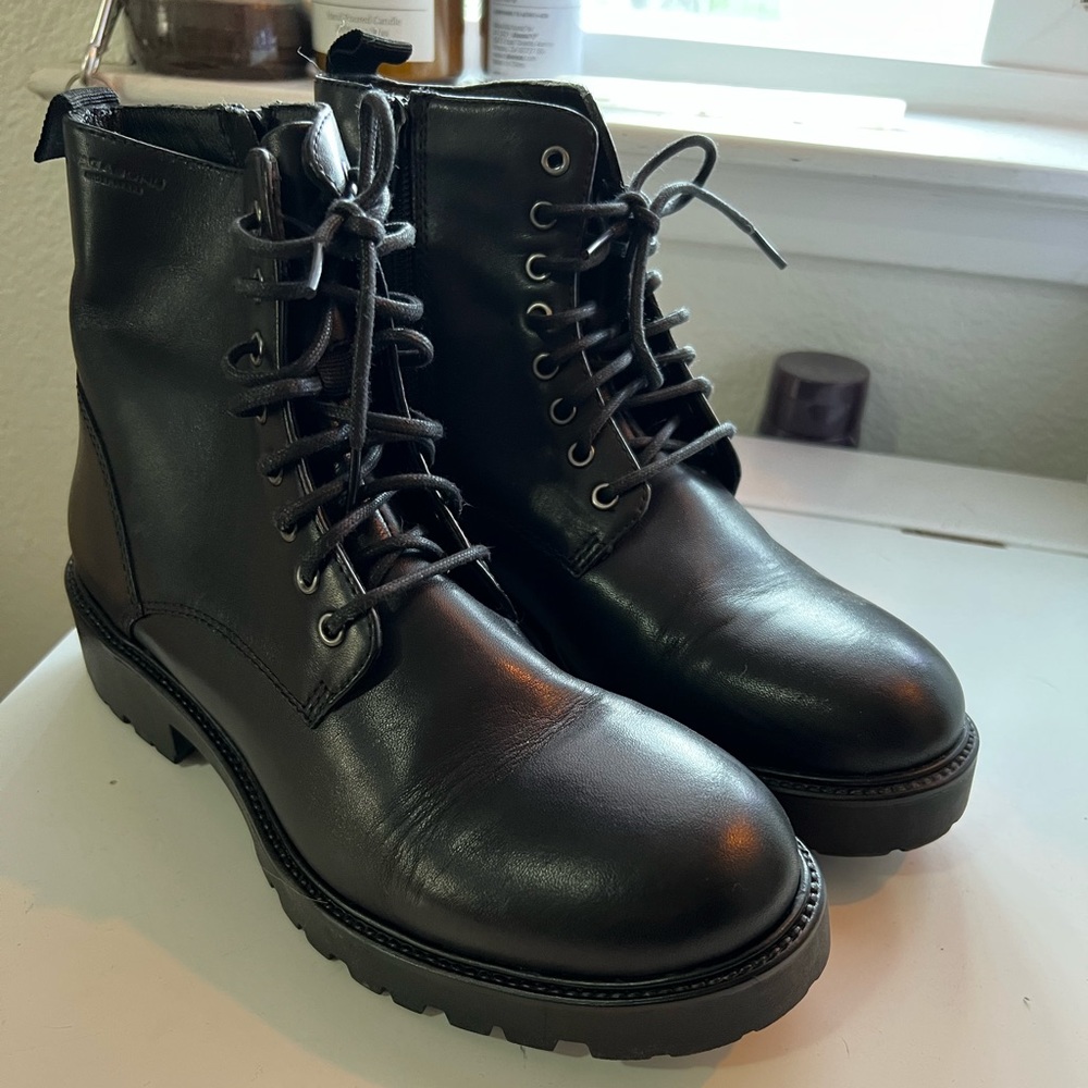 Kenova Vagabond Shoemakers lace up leather boots